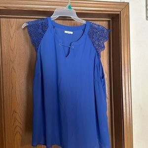 Maurices Top Size 2X, V Keyhole Neck, Lace Cap Sleeve